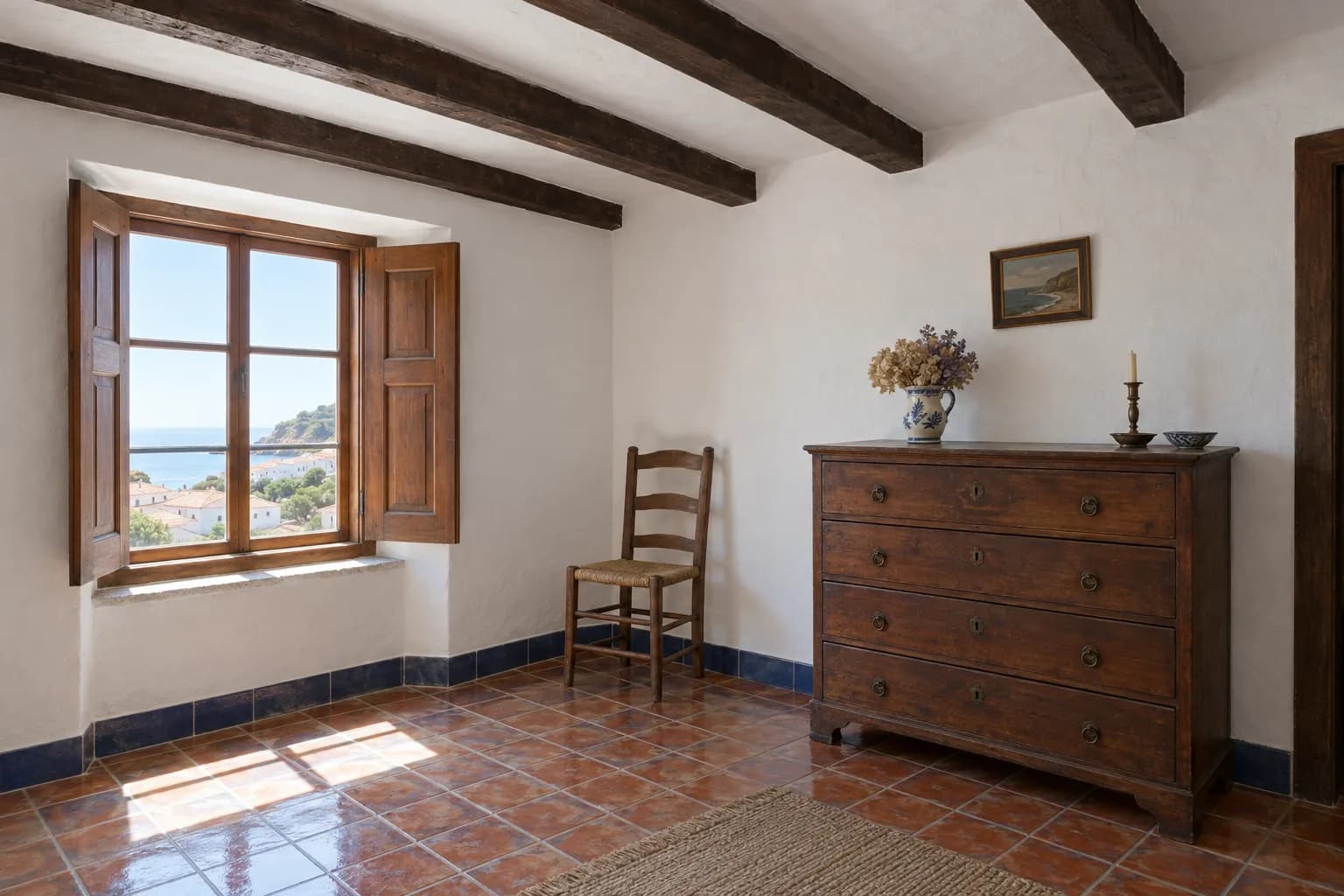 Sala de uma casa antiga com vigas de madeira escura no teto, janela com portadas e chão de ladrilho